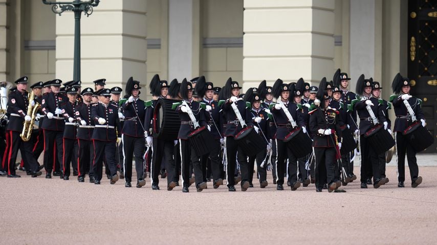 Seine Majestät Königsgarde versammelt sich vor dem Staatsbegräbnis für König Harald V in Oslo