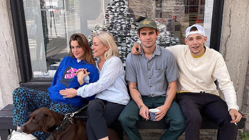 Model Clara Berry mit ihrer Mutter, KJ Apa und seinem Kumpel Leonard Mauduit