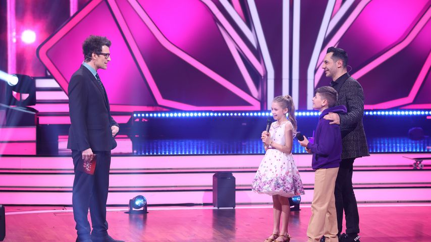 Moderator Daniel Hartwich und Jona und Tizio mit Coach Roberto Albanese