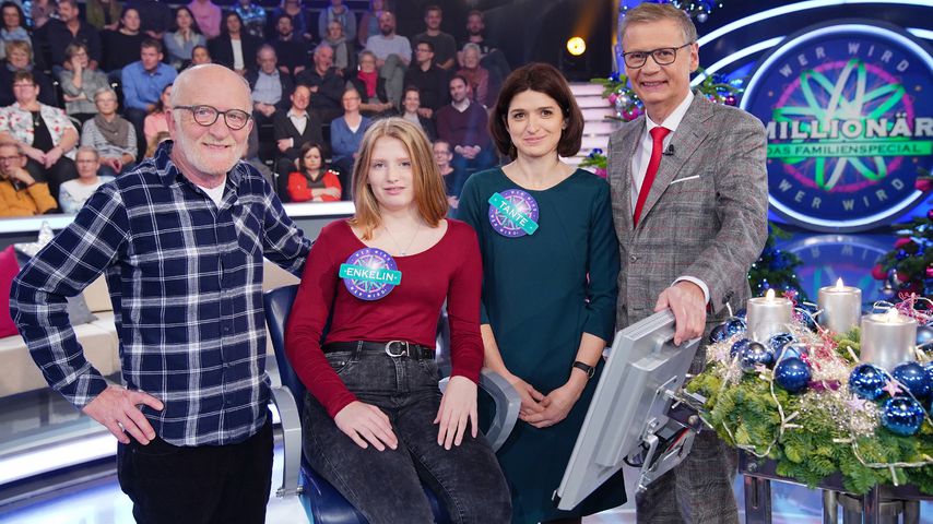 Moderator Günther Jauch mit Familie Kleefuß/Treib bei "Wer wird Millionär? - Das Familienspecial"