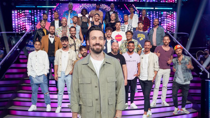 Moderator Jan Köppen mit den Kandidaten von "Take Me Out – Boys, Boys, Boys"