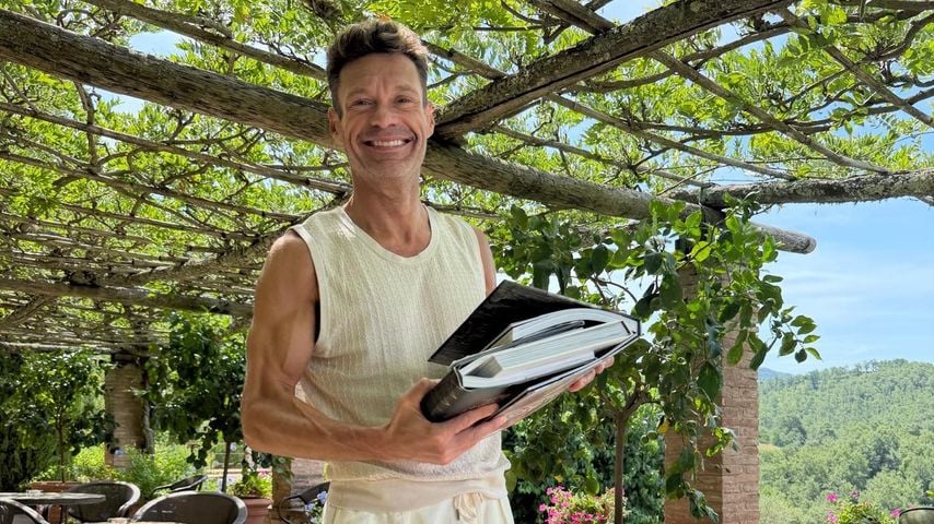 Ryan Seacrest mit Kochbüchern in der Hand