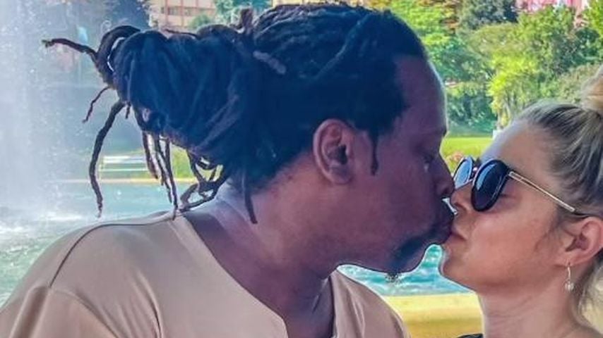 Mola Adebisi und Adelina bringen Sohn und Nanny zum Event