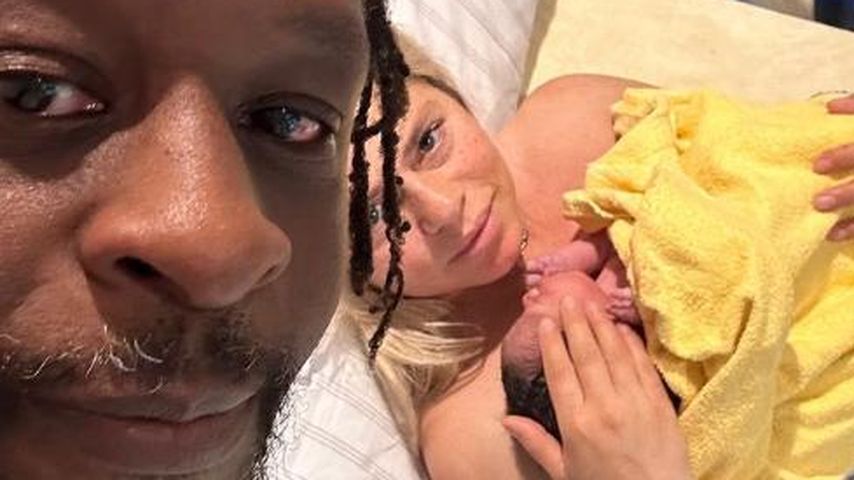 Mola Adebisi und Adelina Zilai mit ihrem Baby