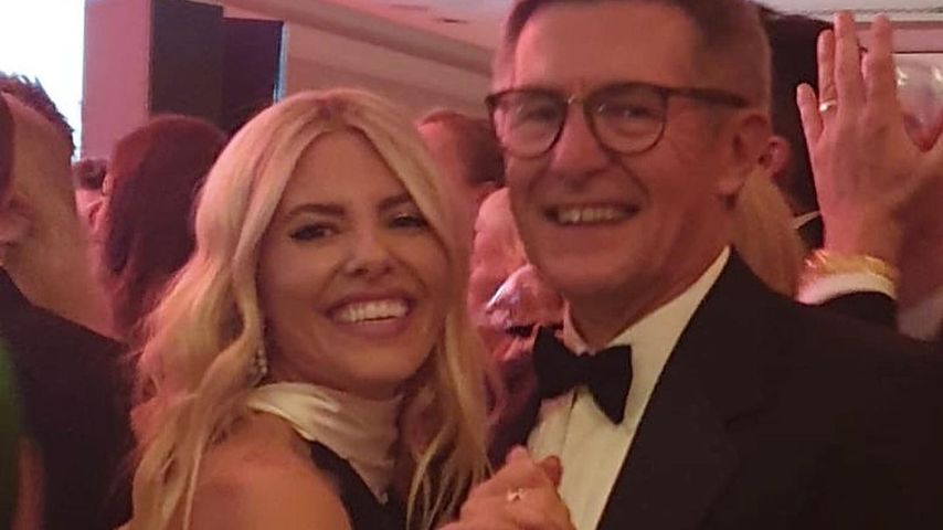 Gerade ihr Baby bekommen: Mollie King trauert um ihren Papa!