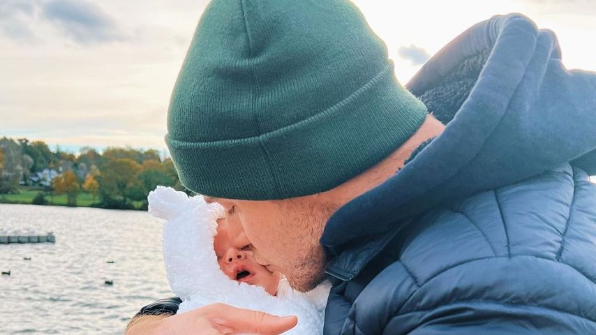 Mollie Kings Ehemann Stuart mit dem gemeinsamen Baby im November 2022
