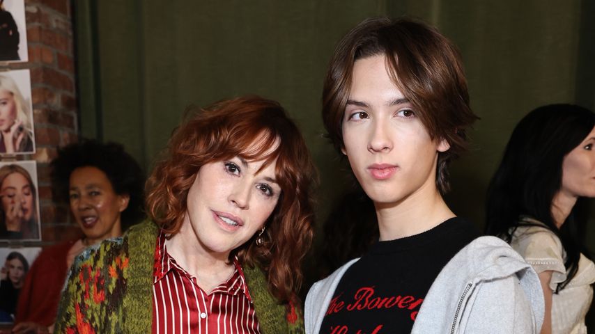 Molly Ringwald und ihr Sohn Roman bei der Lingua-Franca-Modenschau in New York im Februar 2025