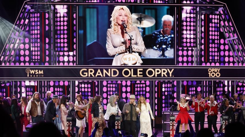 Molly Tuttle, Kathy Mattea, Jelly Roll und Carly Pearce feiern "Opry 100 – The Opry Remembers Dolly Parton" im Grand Ole Opry House