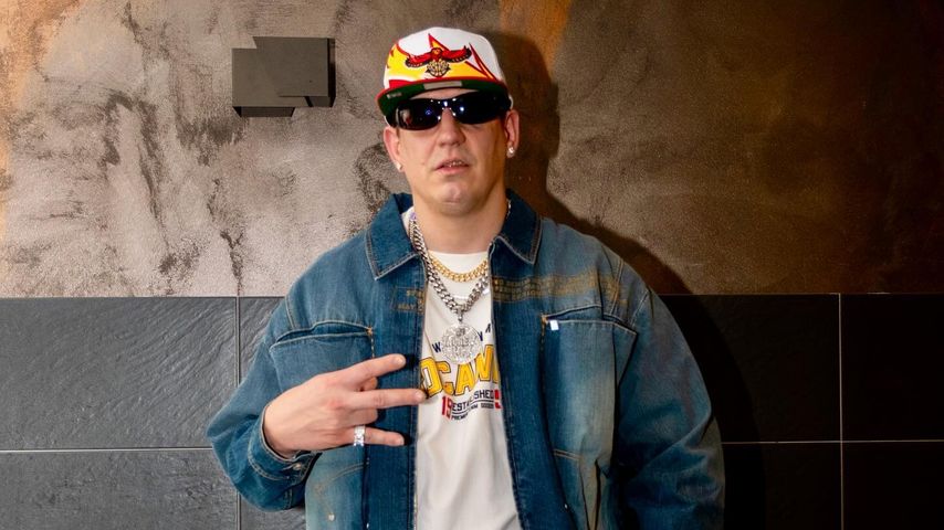 Money Boy posiert