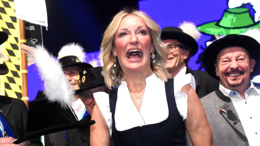 Halbnackte Frau: Monika Gruber verärgert Fans mit Posting