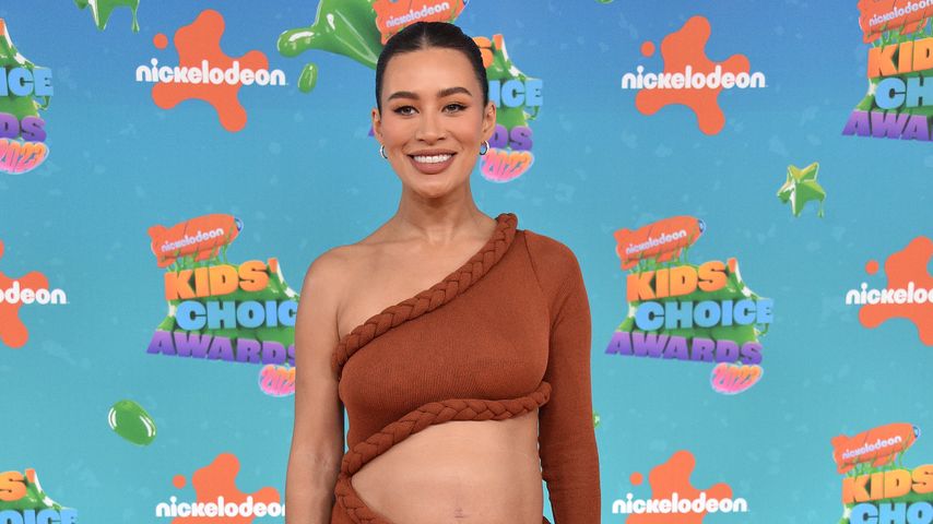 Montana Brown präsentiert ihren Babybauch auf dem Red Carpet