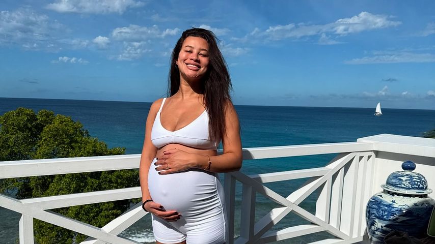 Montana Brown präsentiert stolz ihren wachsenden Babybauch