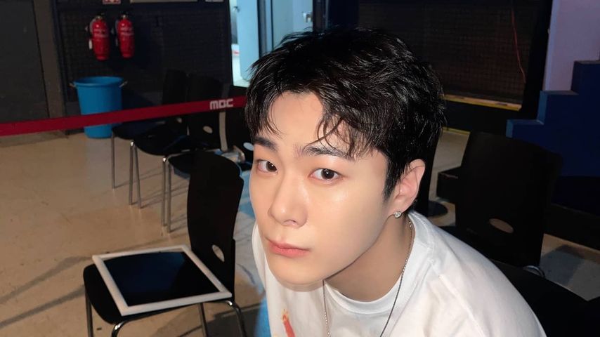 Kollegen hinterlassen Moonbin (†25) Briefe an Gedenkstätte