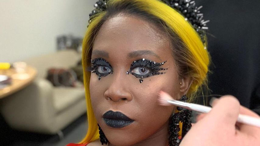 Motsi Mabuse wird von ihrem Team geschminkt