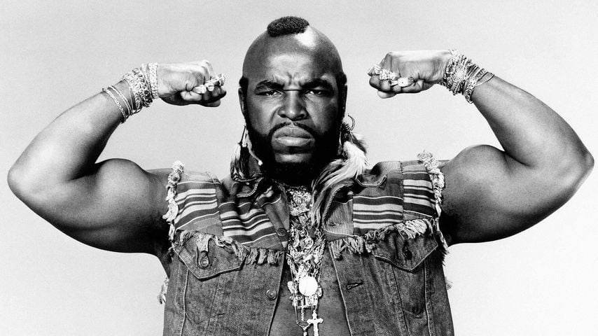 Mr. T (Laurence Tureaud) aus "The A-Team" (1984) posiert im ikonischen Look mit Goldschmuck und Jeansweste