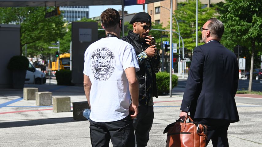 Musiker Maxwell mit seinem Anwalt Christian Remy in Hamburg