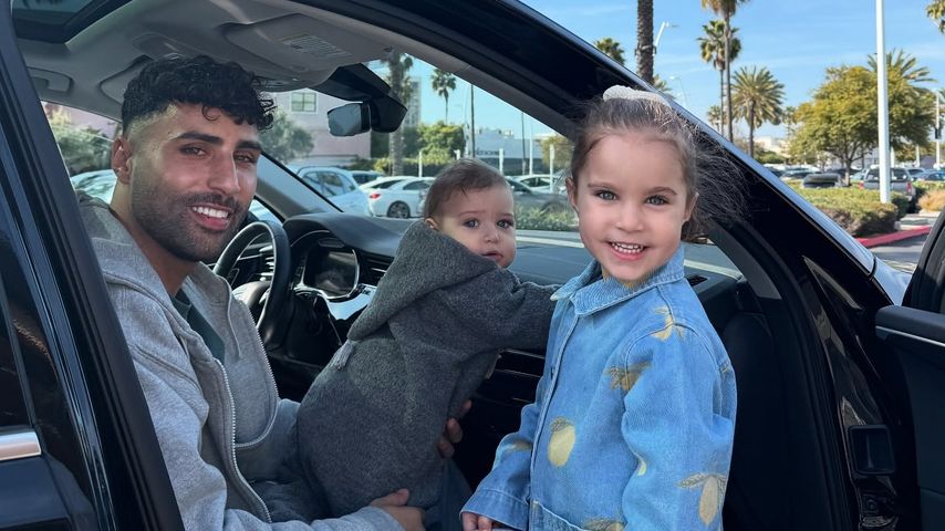 Nader Jindaoui mit seinen Kindern Nidal und Imani in Los Angeles