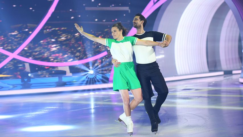 Nadine Angerer mit Eisprofi David Vincour bei "Dancing on Ice"