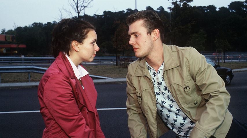 Nadine Dehmel und Oliver Petszokat in einer Szene von GZSZ, 1999