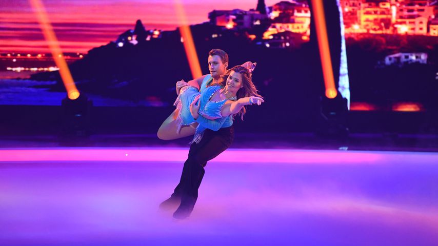 Nadine Klein mit Eiskunstläufer bei Niko bei "Dancing on Ice"