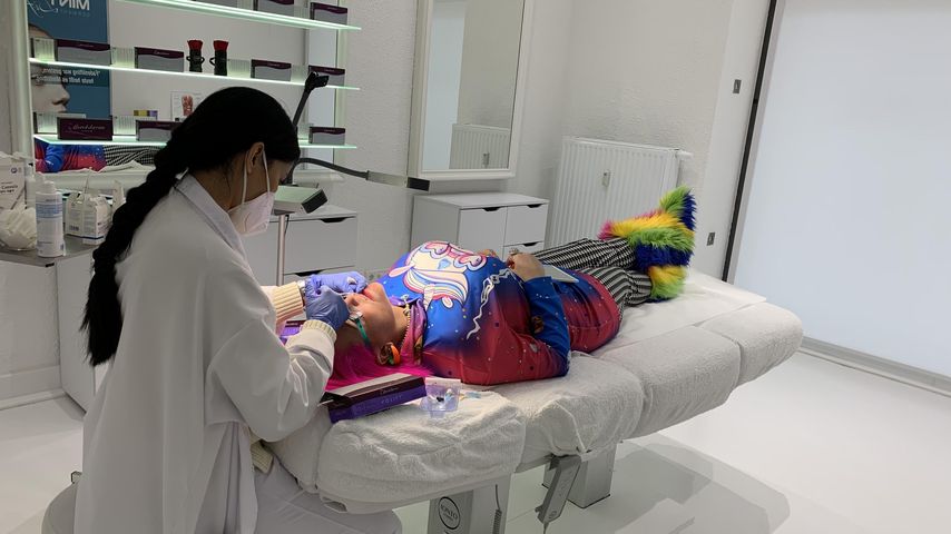 Nadine Zucker bei ihrer Beauty-Behandlung, Januar 2022