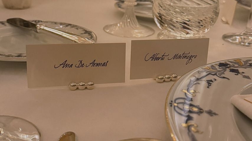 Namensschilder von Ana de Armas und Alberto Montenegro