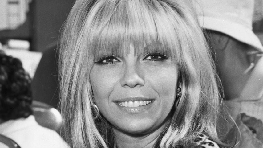 Nancy Sinatra, 1966, im Leopardenmantel bei einem öffentlichen Auftritt