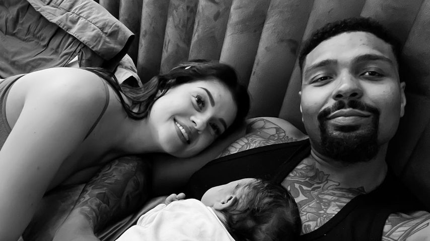 Naomi Banjo und Jordan Banjo mit ihrem Sohn