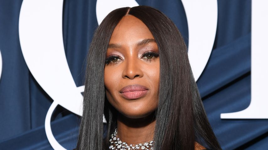 Naomi Campbell im äußerst fragwürdigen Outfit