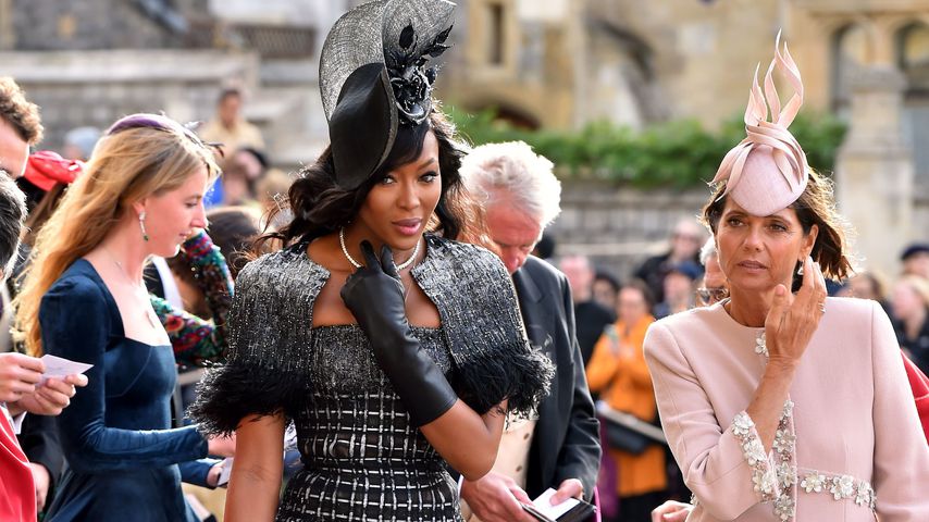 Claudia Schiffer trägt nackte Naomi Campbell