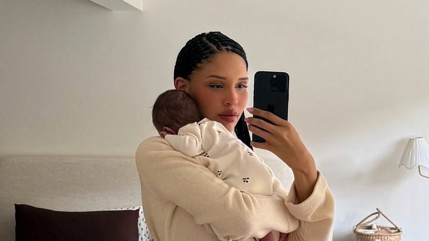 Nara Smith präsentiert ihren Bauch kurz nach der Geburt