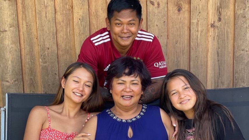Narumol mit ihren Kindern Jack, Jenny und Jorafina, Mai 2023