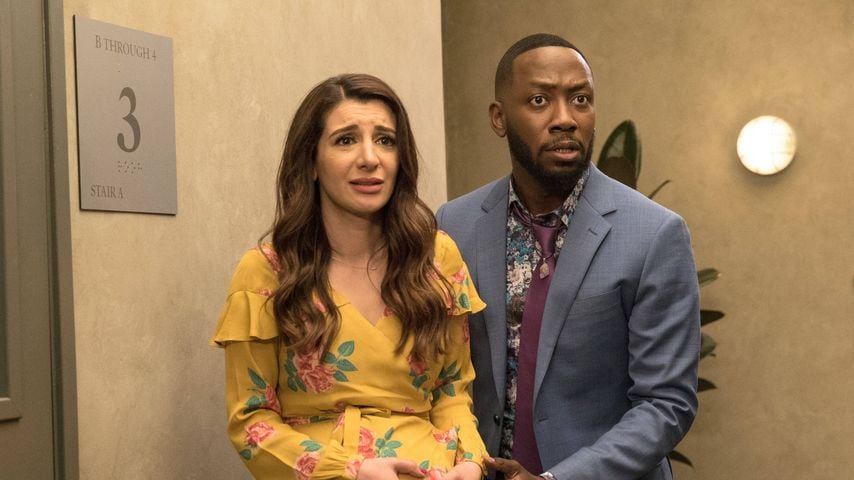 Nasim Pedrad und Lamorne Morris in einer Szene aus "New Girl", Folge "The Curse of the Pirate Bride" (Staffel 7, Episode 7)