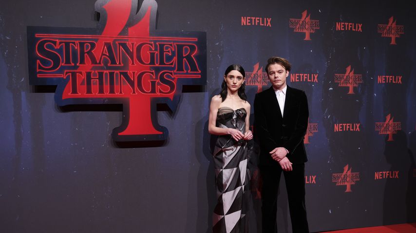 Set-Pranks: Natalia Dyer & Charlie im "Stranger Things"-Talk