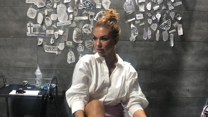 Natalia Osada beim Tätowierer, September 2020