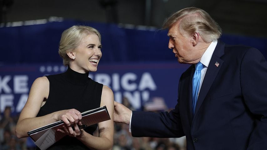 Assistentin Natalie Harp und US-Präsident Donald Trump im Oktober 2026