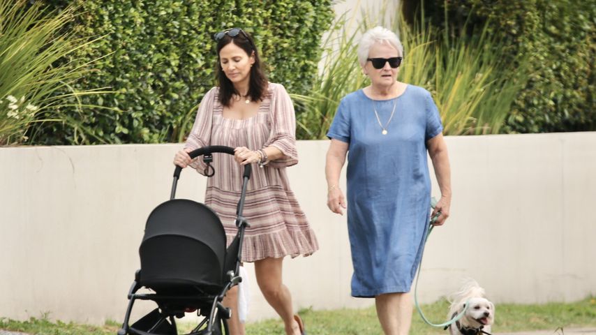 Natalie Imbruglia beim Spaziergang mit Baby und ihrer Mutter