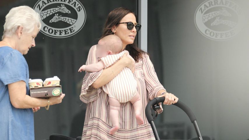 Erste Paparazzi-Fotos: Natalie Imbruglia mit Baby unterwegs
