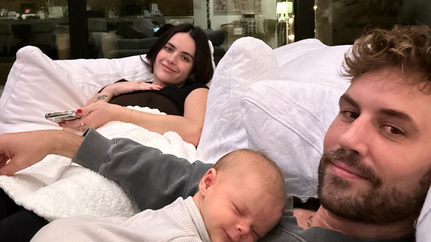 Natalie Joy und Nick Viall kuscheln mit ihrer Tochter River Rose