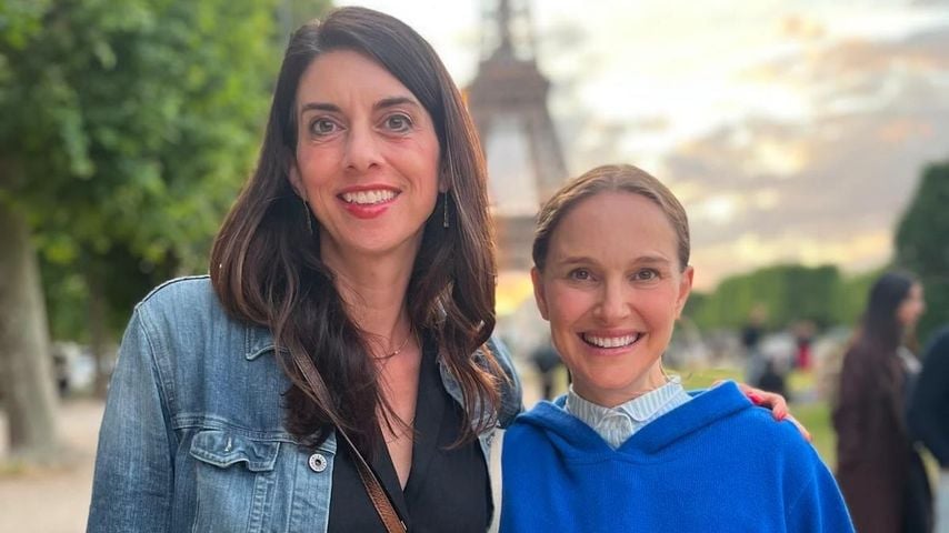Natalie Portman mit einer Freundin vor dem Eiffelturm, Juni 2026