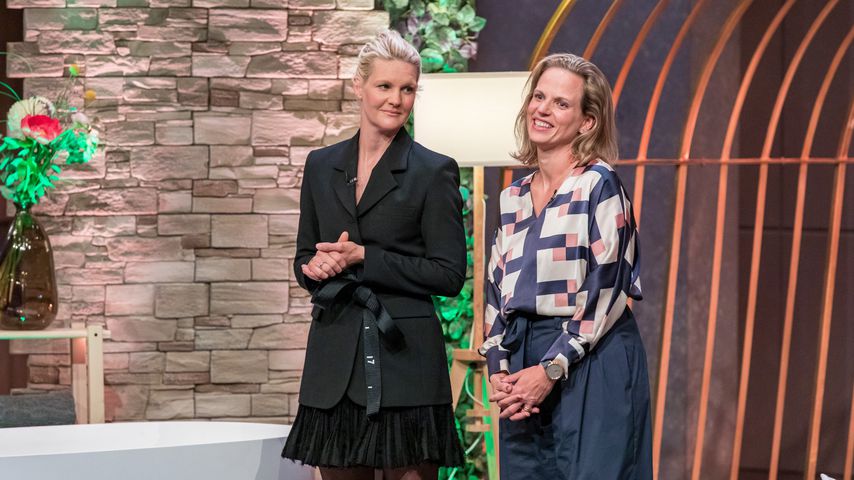 So happy sind die Badesofa-Gründerinnen mit Löwe Ralf Dümmel