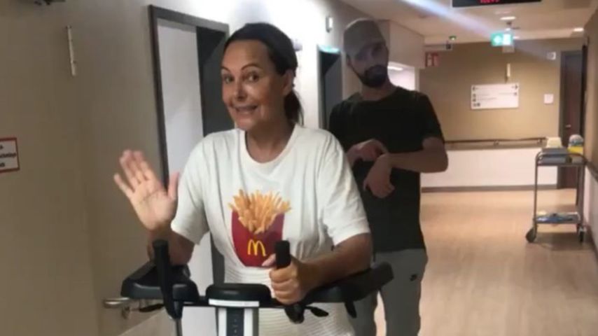 Nach Rücken-OP: Natascha Ochsenknecht läuft mit Rollator
