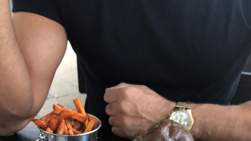 Nathalia Goncalves Miranda und Mudi Sleiman im Restaurant