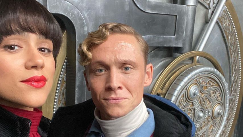 Matthias Schweighöfer teilt coole Selfies vom Netflix-Set!
