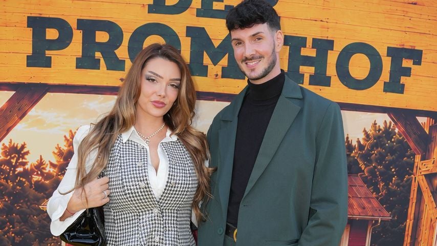 Nathalie Gaus und Kevin Schäfer bei der Premiere von "Der Promihof" auf dem Gertrudenhof in Hürth