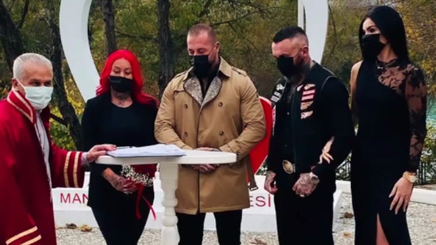 Nathalie Volk und Timur A. (v.r.) als Trauzeugen auf einer Hochzeit von Freunden