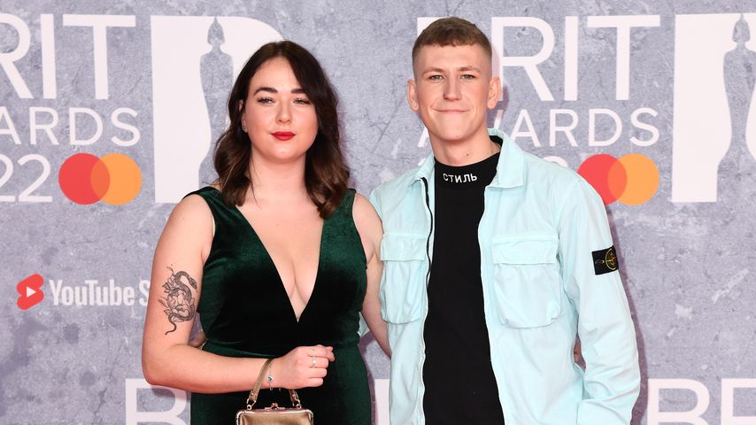 Collage: Nathan Evans (r.) mit seiner Frau Holly bei den Brit Awards in London im Februar 2022