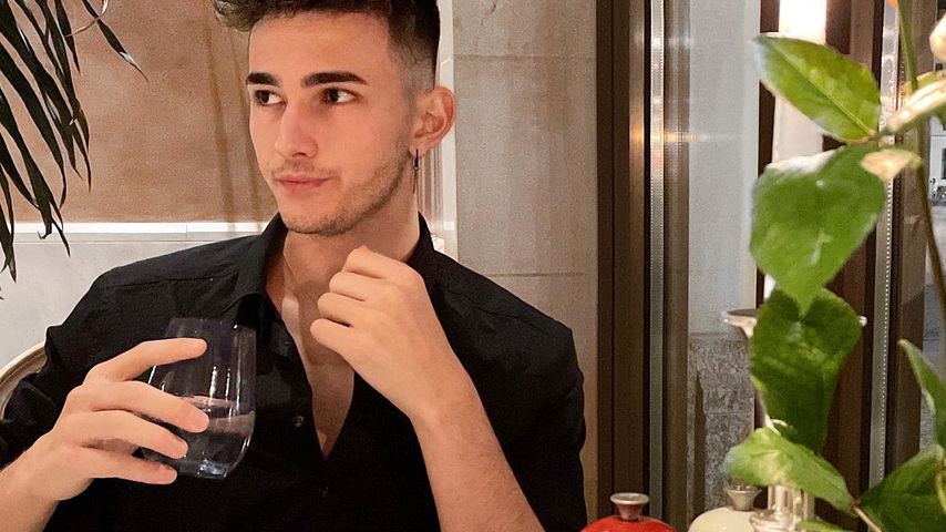 Nathan Goldblat in einem Restaurant in Berlin