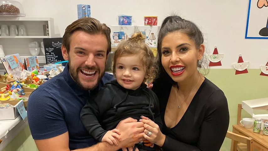 Nathan Massey und Cara de la Hoyde mit ihrem Sohn
