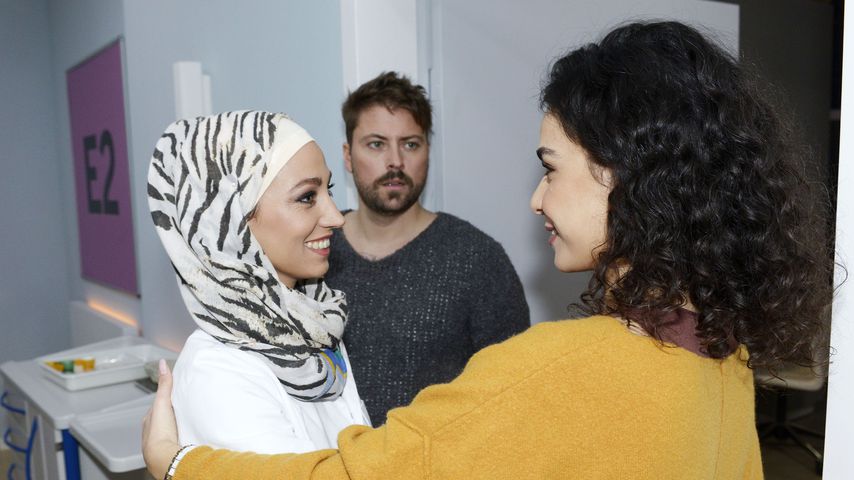 Nazan (Vildan Cirpan), John (Felix von Jascheroff) und Shirin (Gamze Senol) in einer GZSZ-Szene
